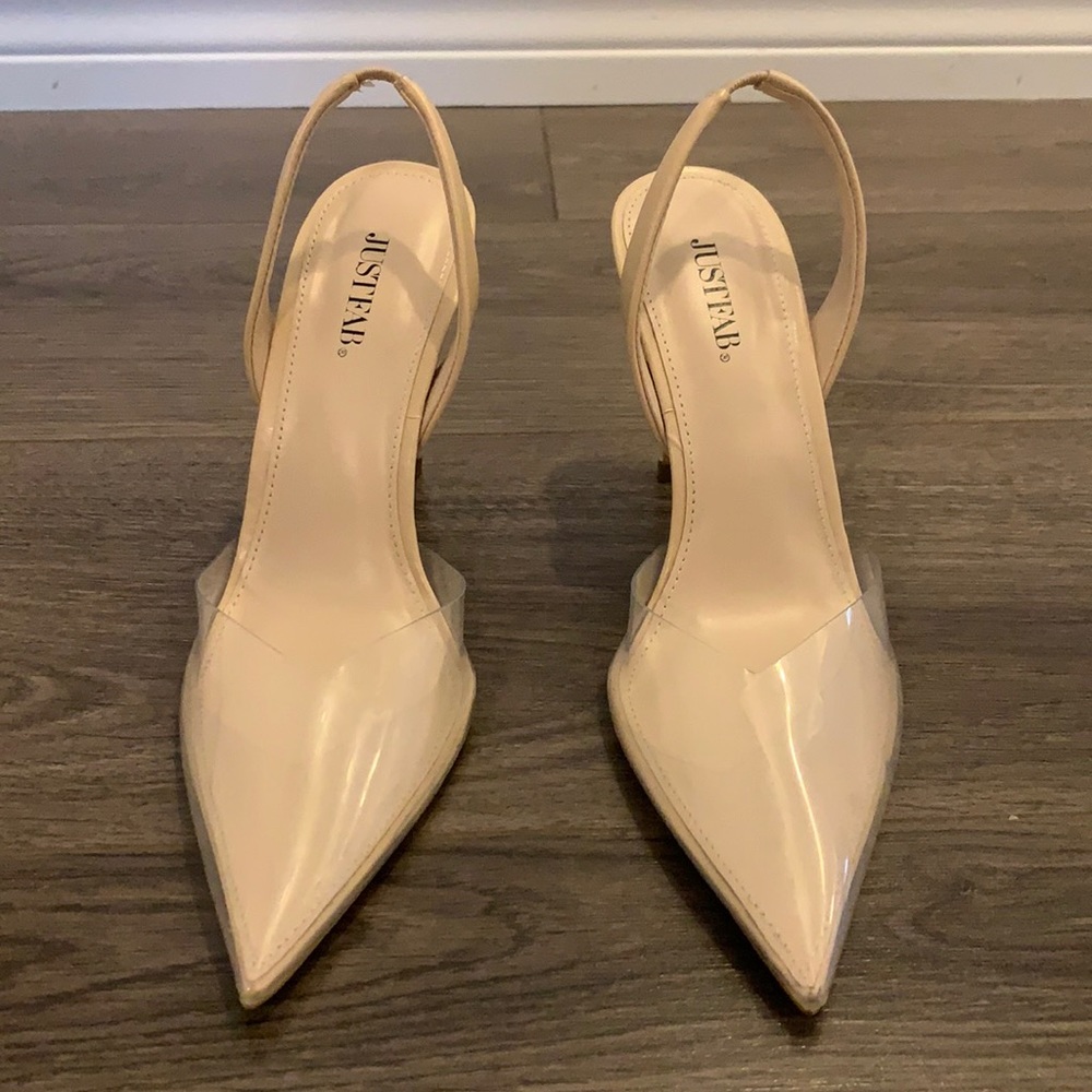 Never been worn! The perfect must have trendy pointed toe heel.